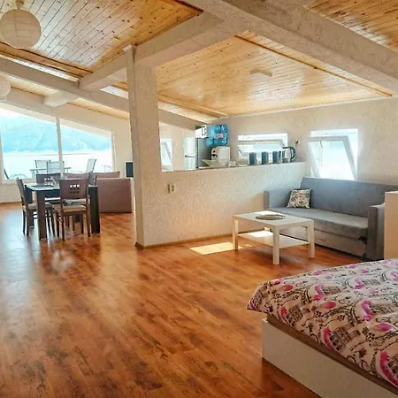Lakeview-estate Bed & Breakfast 4*